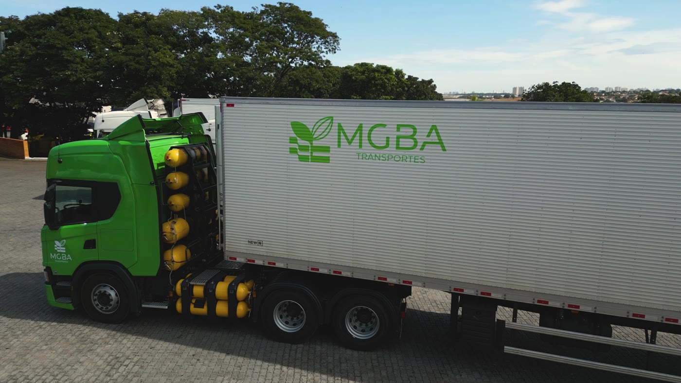 Caminhão a biometano da MGBA Transportes com cilindros de gás visíveis